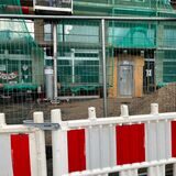 Hinter den Absperrungen und dem Gerüst wird das Haus am Markt in Castrop saniert und umgebaut.