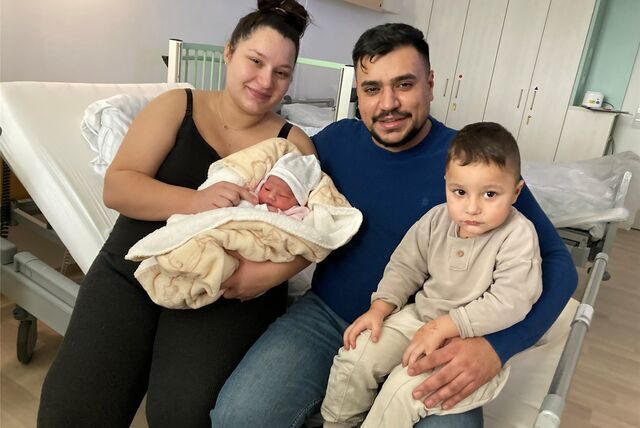 Über die Geburt des Neujahrsbabys Alaya freuen sich Mutter Elvira, Vater Robert und Brüderchen Leyan.