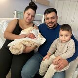 Über die Geburt des Neujahrsbabys Alaya freuen sich Mutter Elvira, Vater Robert und Brüderchen Leyan.