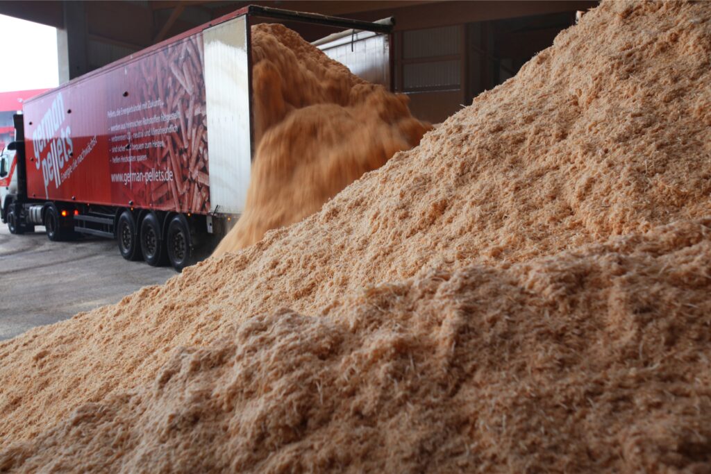 Holzspäne zur Herstellung von Holzpellets werden aus einem Lkw geladen. Holzspäne zur Herstellung von Holzpellets werden aus einem Lkw geladen.