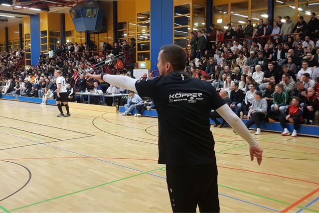 Engagiert an der Linie: Wenig später ist der Mitternachtscup für Trainer Marc Gebler vom SV Dorsten-Hardt beendet.