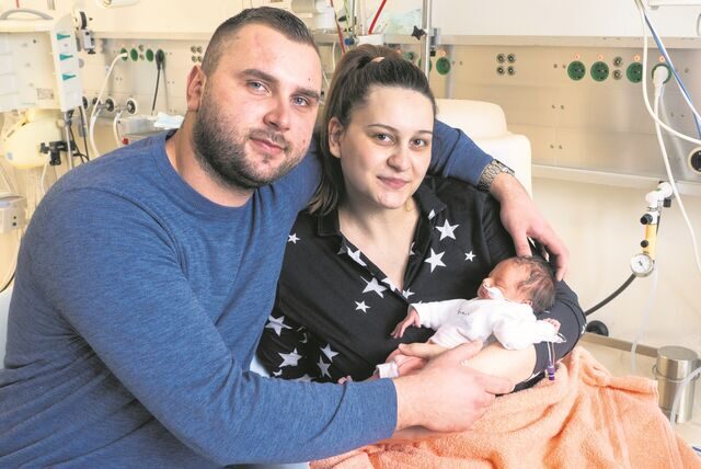 Nihad und Emina Kalajaz zeigen auf der Frühchen-Station stolz ihr erstes Kind Sara, die am Neujahrstag 2023 um 0.49 Uhr als erstes Kind im Dattelner St.-Vincenz-Krankenhaus geboren wurde.