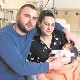 Nihad und Emina Kalajaz zeigen auf der Frühchen-Station stolz ihr erstes Kind Sara, die am Neujahrstag 2023 um 0.49 Uhr als erstes Kind im Dattelner St.-Vincenz-Krankenhaus geboren wurde.
