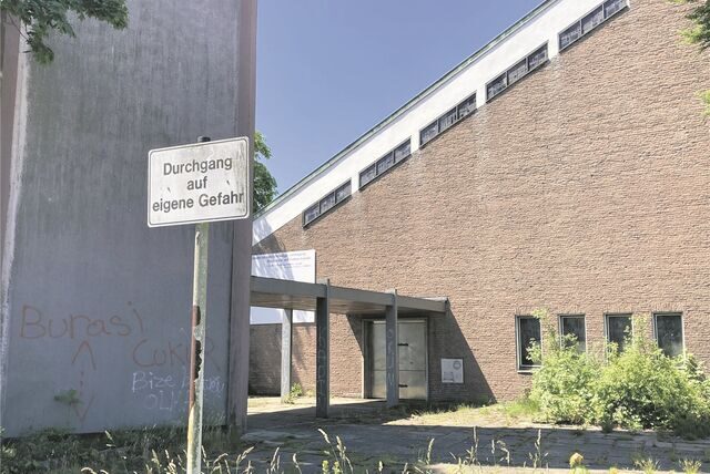 Risse in der Kirchenwand und ein Grundstück, das nicht bebaut wird. An der Lutherkirche in Marl-Hamm sollte schon vor Jahren eine Neubausiedlung entstehen.
