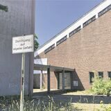 Risse in der Kirchenwand und ein Grundstück, das nicht bebaut wird. An der Lutherkirche in Marl-Hamm sollte schon vor Jahren eine Neubausiedlung entstehen.