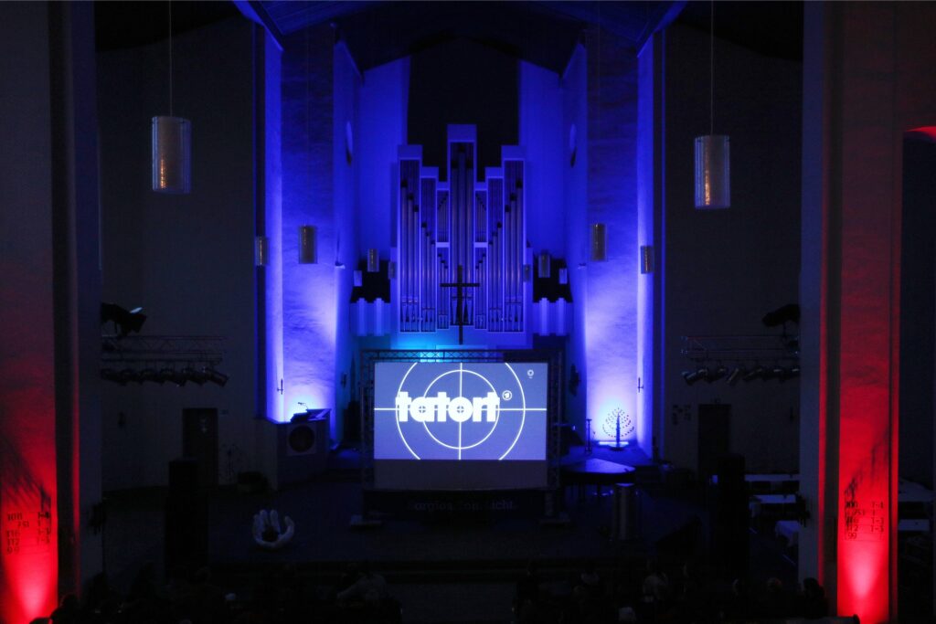 Eine Kinoleinwand in einer Kirche