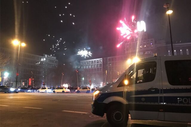 Nur gucken, nicht eingreifen – die Polizei beobachtete kurz nach Mitternacht auch die Situation am U-Turm.