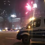 Nur gucken, nicht eingreifen – die Polizei beobachtete kurz nach Mitternacht auch die Situation am U-Turm.