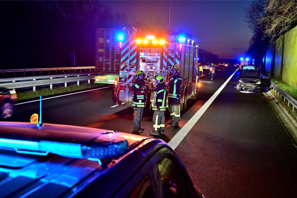 Feuerwehr und Polizei sicherten den Verkehr nach dem Unfall. Feuerwehr und Polizei sicherten den Verkehr nach dem Unfall.