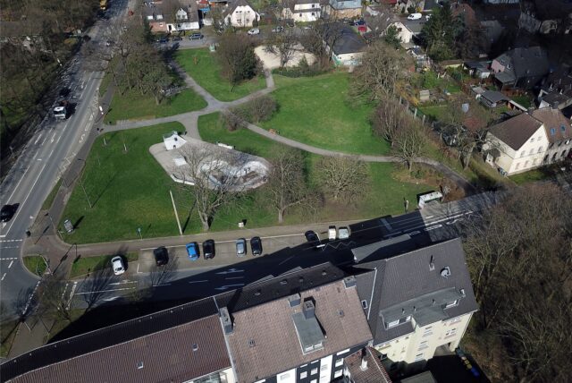 An der Langen Straße, Einmündung Wartburgstraße muss die Straße wegen Bauarbeiten gesperrt werden. Die Luftaufnahme entstand im März 2020.