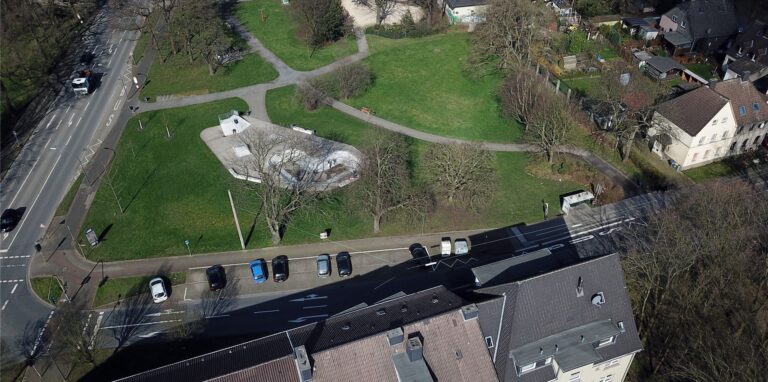 An der Langen Straße, Einmündung Wartburgstraße muss die Straße wegen Bauarbeiten gesperrt werden. Die Luftaufnahme entstand im März 2020.