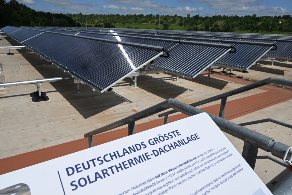 Die nach Angaben der Betreiber größte Dach-Solarthermieanlage Deutschlands ist auf dem Dach eines Gebäudes von Ritter Sport aufgestellt. Die nach Angaben der Betreiber größte Dach-Solarthermieanlage Deutschlands ist auf dem Dach eines Gebäudes von Ritter Sport aufgestellt.