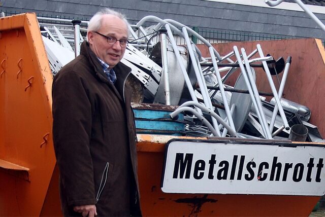 Dr. Michael Gellert, der damalige Chef des V+E Waltrop, steht vor einem am Metallschrott-Container.