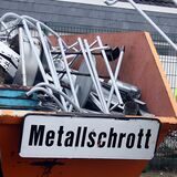 Dr. Michael Gellert, der damalige Chef des V+E Waltrop, steht vor einem am Metallschrott-Container.