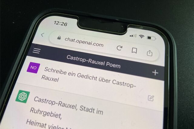 Ein Handy zeigt den Chatverlauf mit „ChatGPT“ und dem Auftrag ein Gedicht über Castrop-Rauxel zu schreiben.