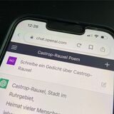 Ein Handy zeigt den Chatverlauf mit „ChatGPT“ und dem Auftrag ein Gedicht über Castrop-Rauxel zu schreiben.