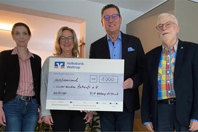 Claudia Volke (l.) und Heinz Briefs (r.) vom Verein Kinder machen Zukunft nahmen erfreut die 1000-Euro-Spende entgegen, die Ludger und Claudia Grothus im Namen des Bürgerschützenvereins überreichten.