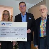 Claudia Volke (l.) und Heinz Briefs (r.) vom Verein Kinder machen Zukunft nahmen erfreut die 1000-Euro-Spende entgegen, die Ludger und Claudia Grothus im Namen des Bürgerschützenvereins überreichten.