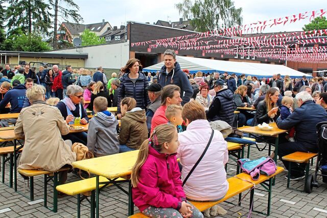 Fest der Waltroper Feuerwehr – Menschen sitzen an Tischen.
