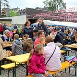 Fest der Waltroper Feuerwehr – Menschen sitzen an Tischen.