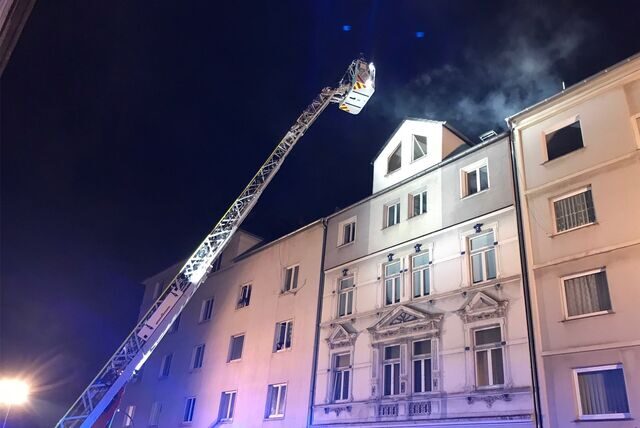 Ein Wohnungsbrand sorgte seit Montagabend für Verkehrsstörungen in der Dortmund Nordstadt. Immer wieder entzündeten sich Glutnester in der Brandwohnung.