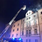 Ein Wohnungsbrand sorgte seit Montagabend für Verkehrsstörungen in der Dortmund Nordstadt. Immer wieder entzündeten sich Glutnester in der Brandwohnung.
