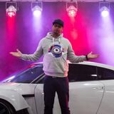JP Kraemer posiert vor einem weißen Sportwagen.
