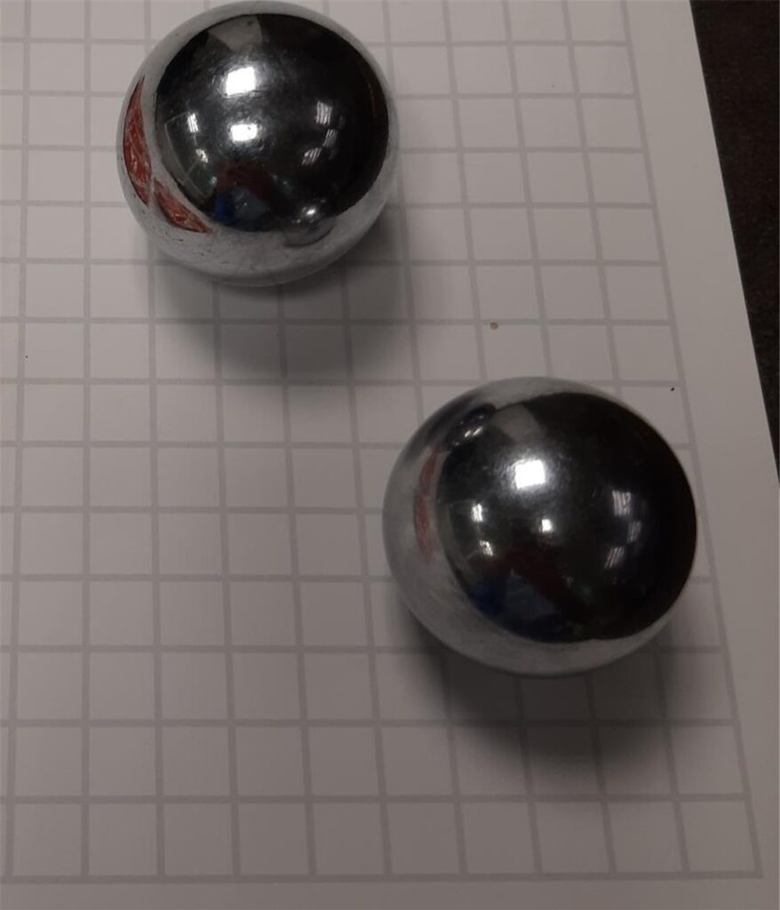 Mit diesen massiven Metallkugeln schlug der Mann dem Polizisten ins Gesicht.
