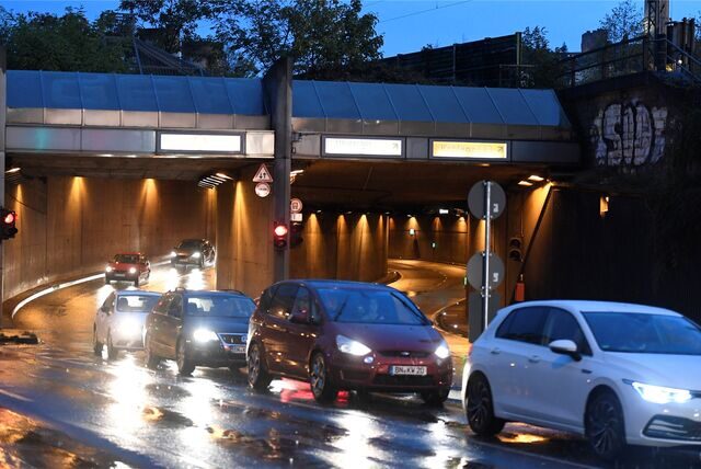 Autos stehen vor dem Tunnel.
