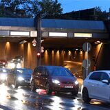Autos stehen vor dem Tunnel.