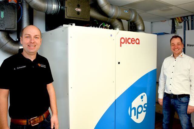 Christian Böwing (r.) und André Schneider von Böwing Energietechnik vor der Anlage, die den Strom aus den Photovoltaikelementen in Wasserstoff umwandelt. Damit soll die Energieversorgung des Unternehmens autark aufgestellt werden. Eine Technik, die in Zukunft neue Ein- und Mehrfamilienhäuser das ganze Jahr mit Strom versorgen soll.
