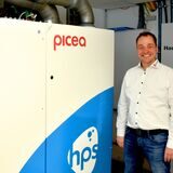 Christian Böwing (r.) und André Schneider von Böwing Energietechnik vor der Anlage, die den Strom aus den Photovoltaikelementen in Wasserstoff umwandelt. Damit soll die Energieversorgung des Unternehmens autark aufgestellt werden. Eine Technik, die in Zukunft neue Ein- und Mehrfamilienhäuser das ganze Jahr mit Strom versorgen soll.