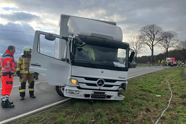 Bei dem Unfall stieß ein Pkw mit einem Lkw zusammen.