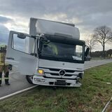 Bei dem Unfall stieß ein Pkw mit einem Lkw zusammen.