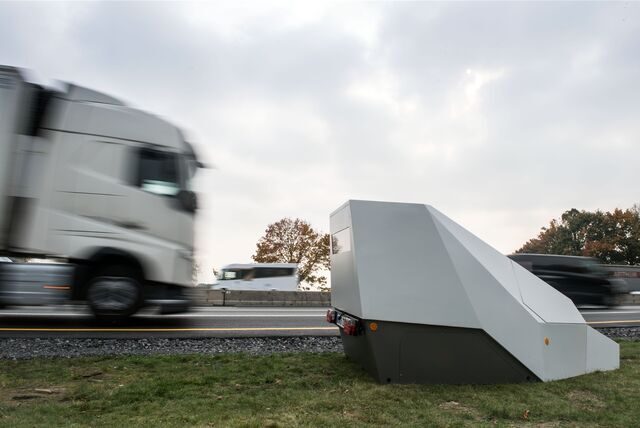 Fahrzeuge passieren einen sogenannten „Enforcement Trailer“, eine mobile Anlage zur Geschwindigkeitsmessung.