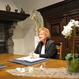 Die stellvertretende Bürgermeisterin Christel Briefs ist eine von mehreren ehrenamtlichen Standesbeamtinnen und -beamten, die Paare an unterschiedlichen Locations in Dorsten trauen.