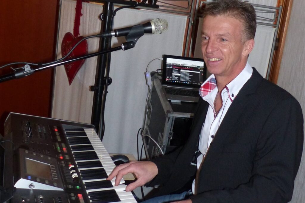 Keyboarder Roland Raabe sorgt für die Musik beim Tanztee