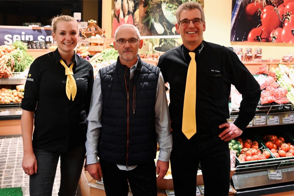 Udo Weierstahl (Mitte) übergibt den Edeka-Markt An der Seikenkapelle an Julia
Schlotmann-Honsel (l.) und Ralf Honsel (r.). Udo Weierstahl (Mitte) übergibt den Edeka-Markt An der Seikenkapelle an Julia
Schlotmann-Honsel (l.) und Ralf Honsel (r.).