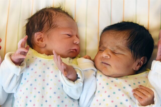 In einer Klinik für Geburtshilfe liegen wenige Stunden alte Babys nebeneinander (Symbolbild).