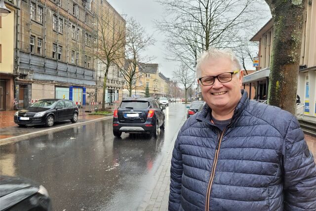 Der Baudezernent der Stadt Oer-Erkenschwick, Michael Grzeskowiak, an der Stimbergstraße kurz hinter dem Berliner Platz.