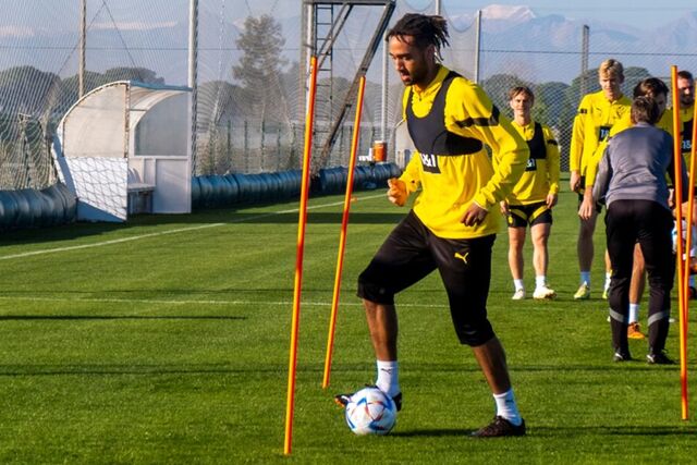 Cyrill Akono dribbelt einen Ball.