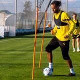 Cyrill Akono dribbelt einen Ball.