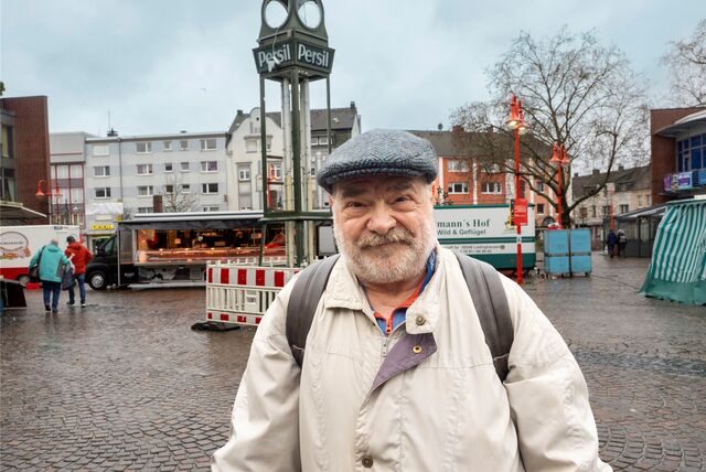 Detlef Ressel aus Datteln zeigt sich empört über die gesprengte Persil-Uhr auf dem Dattelner Neumarkt.