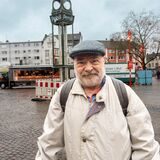 Detlef Ressel aus Datteln zeigt sich empört über die gesprengte Persil-Uhr auf dem Dattelner Neumarkt.