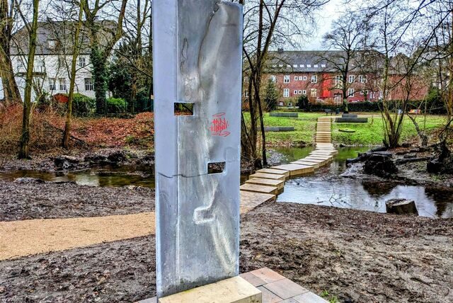 Verschmierte Info-Stele.