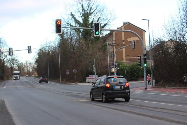 Die alte Markierung an der Kreuzung Lehmstraße/Berliner Straße in Waltrop ist nur noch äußerst schwach sichtbar. Provisorische Markierungen gibt es nur wenige.