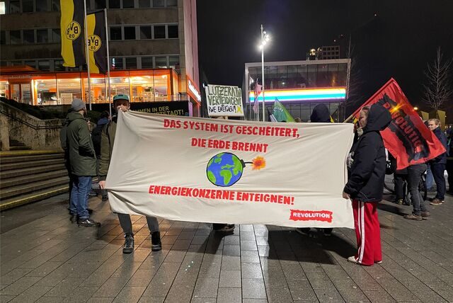 Mit Bannern protestierten am Mittwochabend Demonstrierende in Dortmunder gegen die Räumung des Dorfes Lützerath im Rheinland.