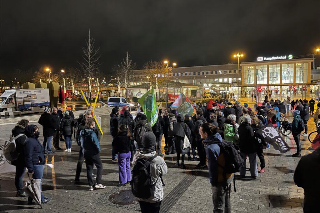 Etwa 80 Personen haben sich auf dem Platz-der-Deutschen-Einheit versammelt. Etwa 80 Personen haben sich auf dem Platz-der-Deutschen-Einheit versammelt.