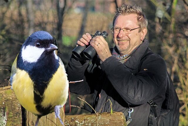 Ulrich Kamp vom Naturschutzbund Oer-Erkenschwick, Datteln und Waltrop beobachtet auf einer Fotomontage Vögel in freier Natur.