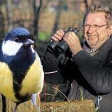 Ulrich Kamp vom Naturschutzbund Oer-Erkenschwick, Datteln und Waltrop beobachtet auf einer Fotomontage Vögel in freier Natur.